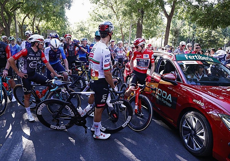 Los ciclistas, con Vingegaard a la cabeza, detenidos por motivos de seguridad a causa de las manifestaciones propalestinas.