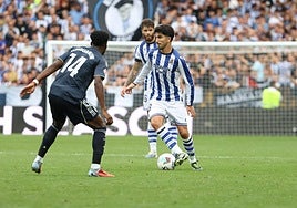 Carlos Soler conduce el balón ante Tchouameni.