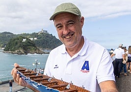 Etxabe posa con el trofeo Adegi a la mejor embarcación femenina guipuzcoana de La Concha.