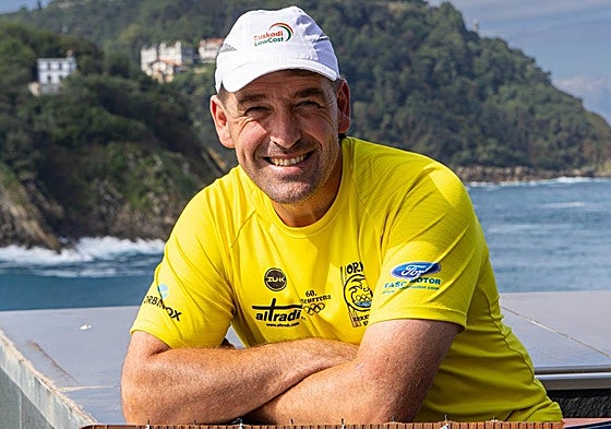 Jon Olasagasti aparece con el trofeo en la ceremonía que tuvo lugar en las cercanías del Aquarium.