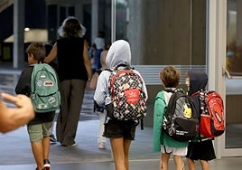 Un grupo de niños entra al colegio Aldapeta María en Donostia.