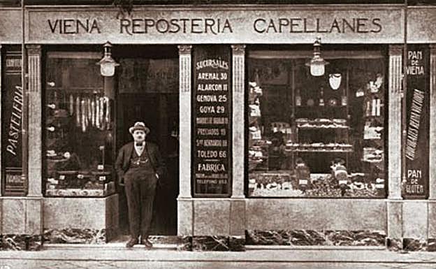 Exterior de la panadería Caspellanes en 1918.