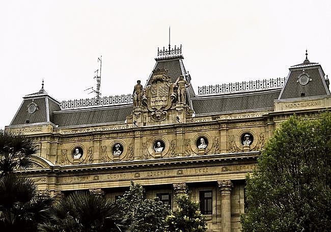 Fachada del Palacio de la Diputación donde pueden verse los bustos de los cinco guipuzcoanos elegidos por Nicolás de Soraluce como objeto de conmemoración