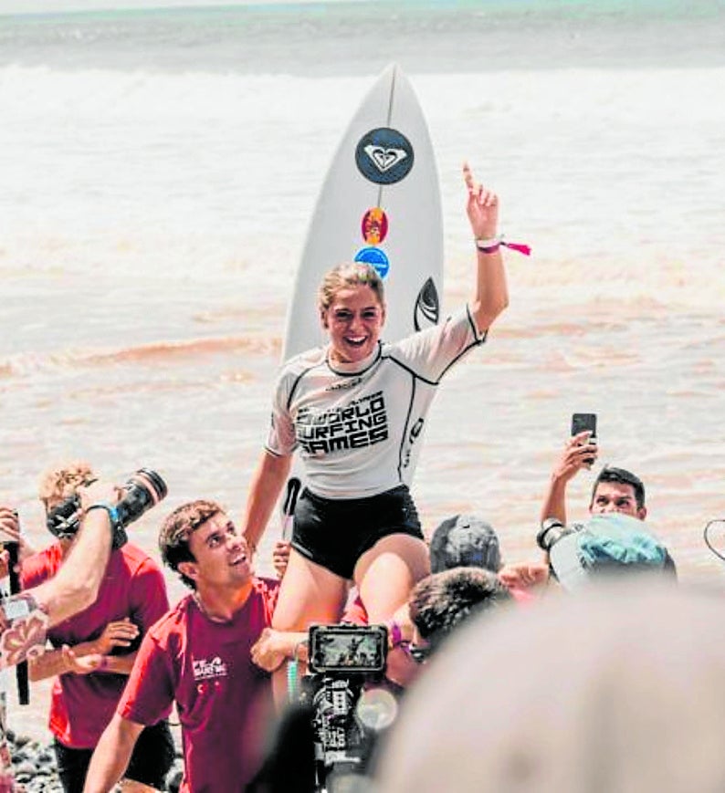 Janire Gonzalez-Etxabarri garaipena ospatzen.