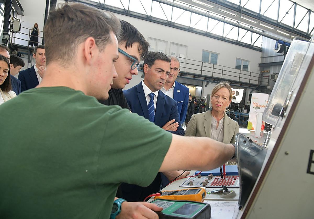El lehendakari Imanol Pradales y la diputada general Eider Mendoza conversan con alumnos de FP del centro MEKA de Elgoibar.