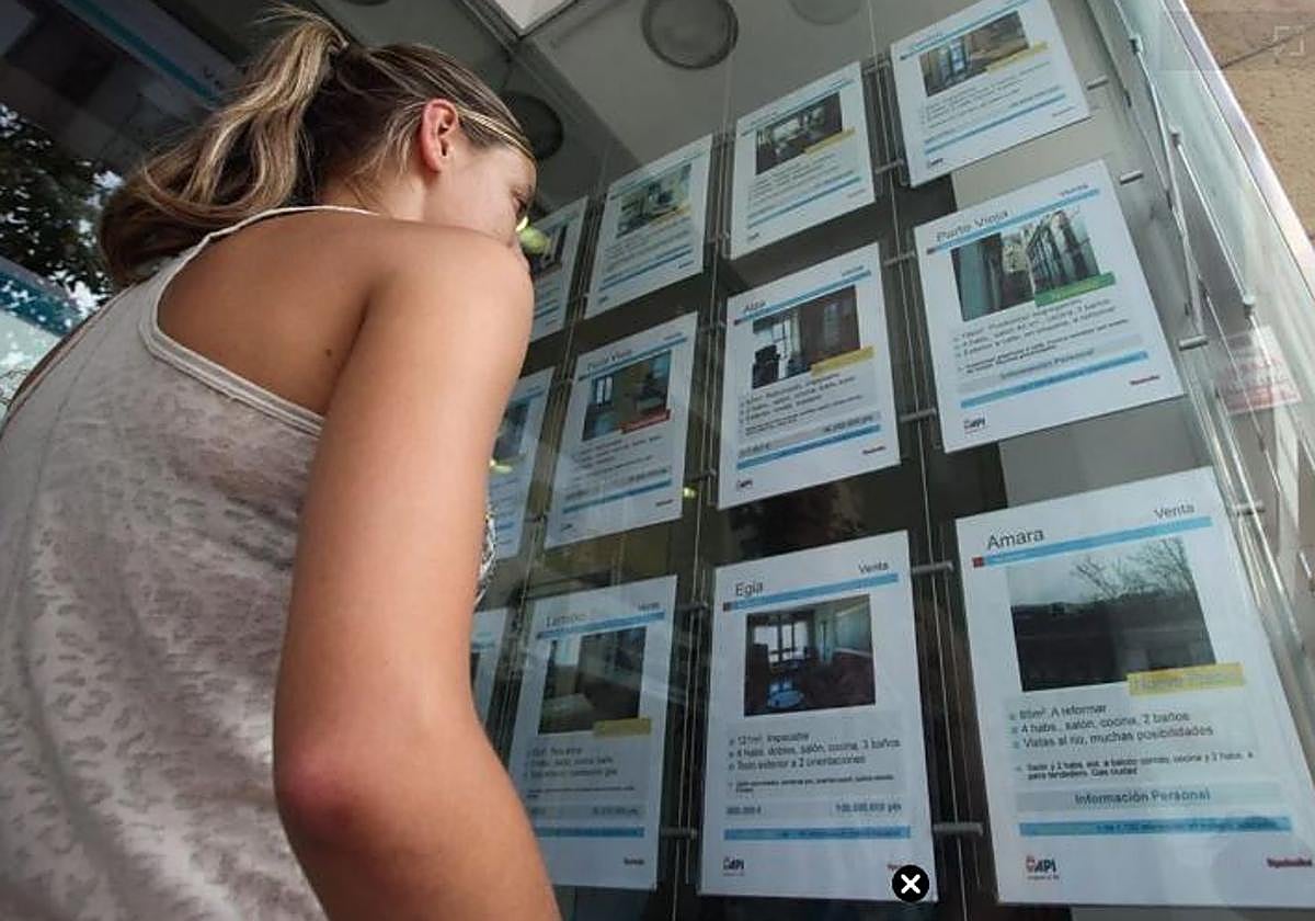 Joven busca piso en una inmobiliaria