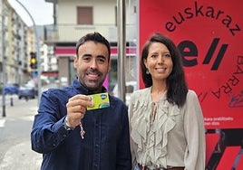 El portavoz socialista de Andoain Aritz Alkain junto a la diputada de Movilidad Azahara Domínguez.