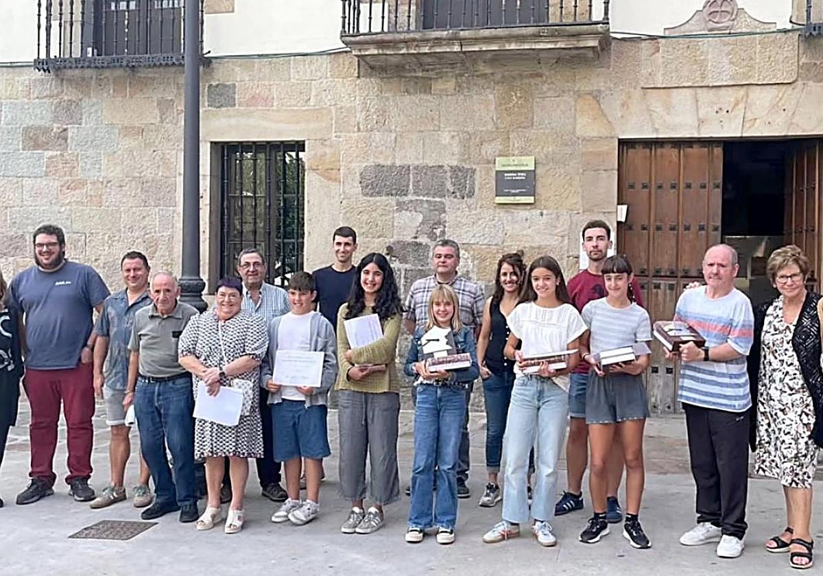 Lazkao Txiki Bertsopaper lehiaketako sarituak, antolakuntzako kide eta Jose Migel Iztuetaren familiarekin.