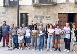 Lazkao Txiki Bertsopaper lehiaketako sarituak, antolakuntzako kide eta Jose Migel Iztuetaren familiarekin.