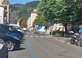 En este tramo de Gipuzkoa kalea se aplicará una norma especial de circulación, compartida por vehículos a motor que deberán ir a un máximo de 20 km/h y ciclistas que podrán circular en ambos sentidos.