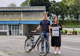 Joanes Amenabar zinegotzia eta Aiala Ezeiza Ekoetxeko kidea.