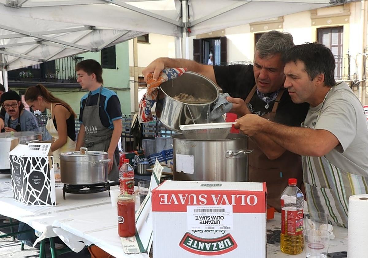 Marmitako lehiaketaren irabazleak izan ziren Igor eta Jon Mendizabal, 'Goixerri' anaiak, Beheko plazan sukaldatzen, kontzentratuta.