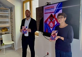 La edil del PNV, Elena Ibañez, junto al alcalde Jon Iraola.