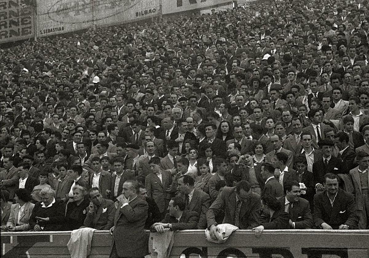 El fútbol marcaba el final del verano. Público en Atocha el 15-X-1950.