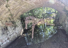 'El nadador' del donostiarra Íñigo Aristegui permanece expuesto sobre una de las regatas de Leitzaran, en Zazpizubi.