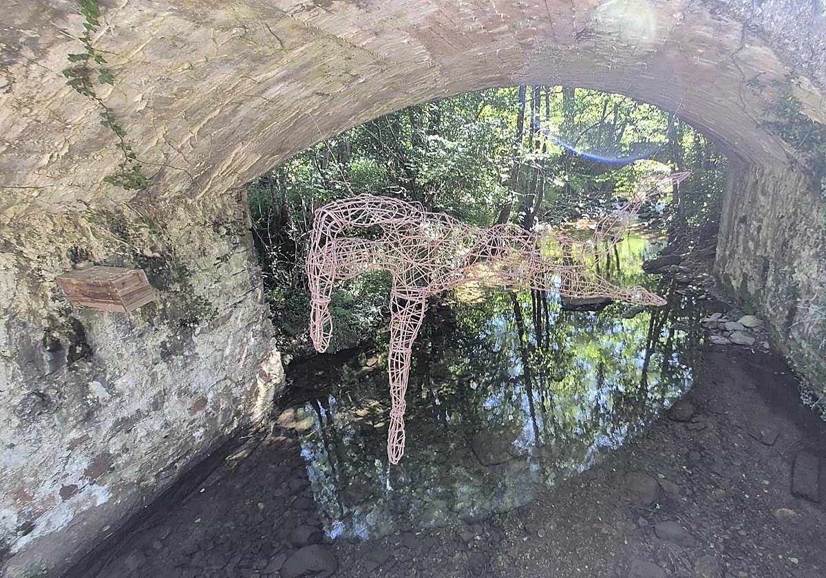 'El nadador' del donostiarra Íñigo Aristegui permanece expuesto sobre una de las regatas de Leitzaran, en Zazpizubi.