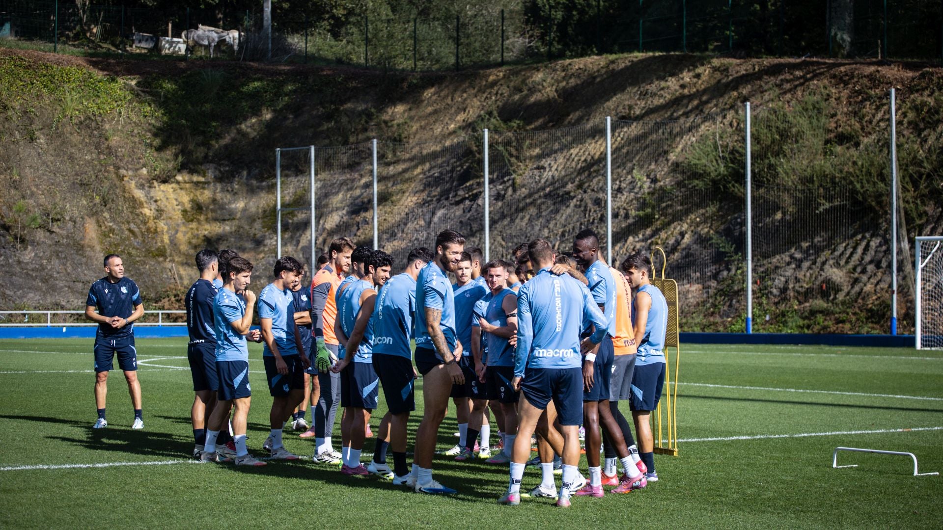 Sergio dirige un entrenamiento con muchas novedades