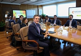 El consejero de Industria del Gobierno Vasco, Mikel Jauregi, junto al secretario de Estado de Energía, Joan Groizard.