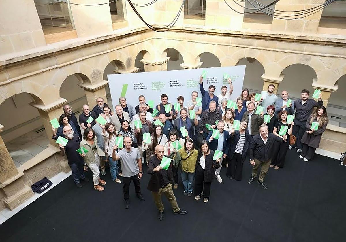 Representantes de las instituciones organizadoras y entidades que colaboran con la bienal Mugak, esta mañana en el Instituto de Arquitectura de Euskadi.