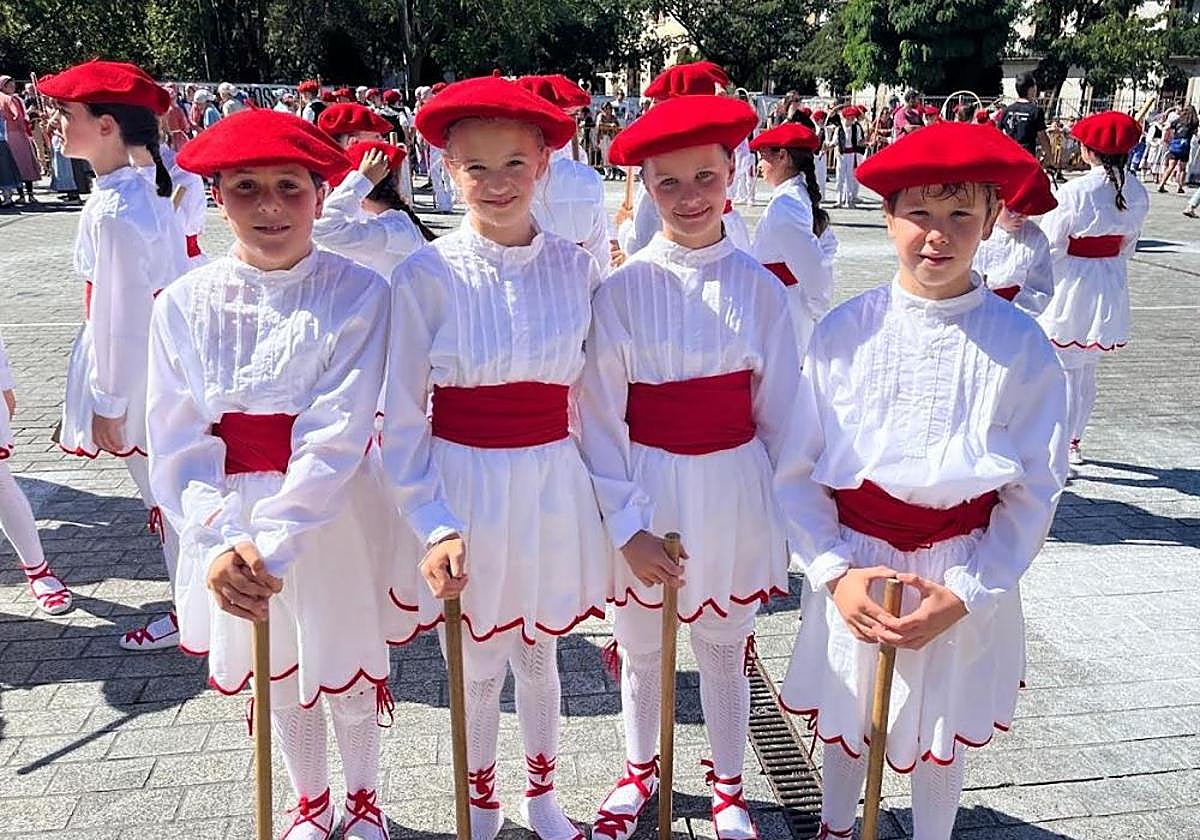 Haurren Eguna. La anual fiesta de dantzaris txikis llenó de folklore y colorido el domingo las calles, con un grupo de niños y niñas de Oñatz estrenando nueva vestimenta igualitaria.