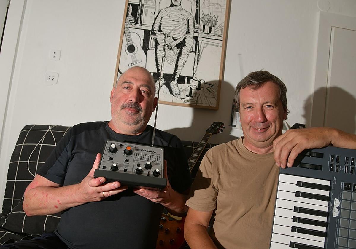 Roskow sostiene el muy sideral instrumento llamado Theremin. Kikillo, los teclados.