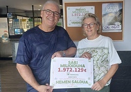 Rikardo Lonbide y Puri Dávila, del Xoxoa, mostraban ayer el cartel del premio que han dado.