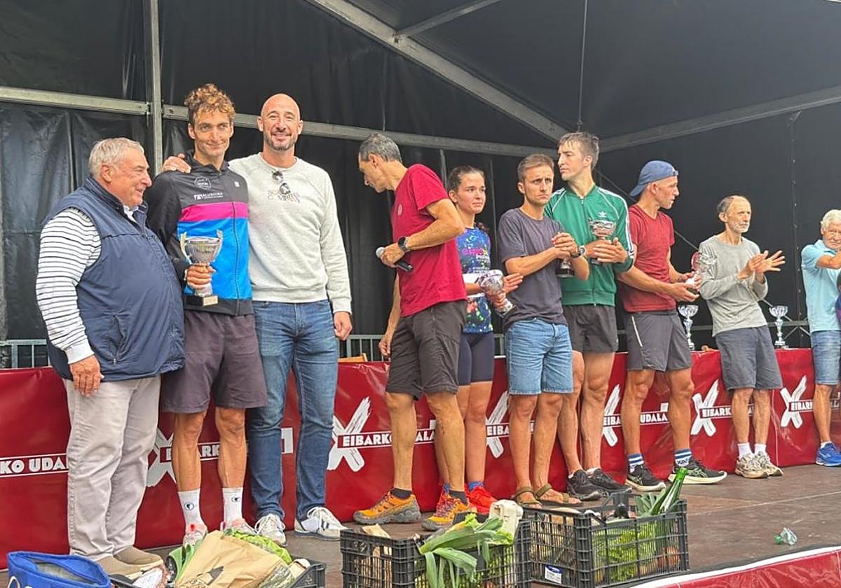 Los atletas premiados recibieron sus galardones por parte de la organización y de la mano del alcalde de Eibar, Jon Iraola.