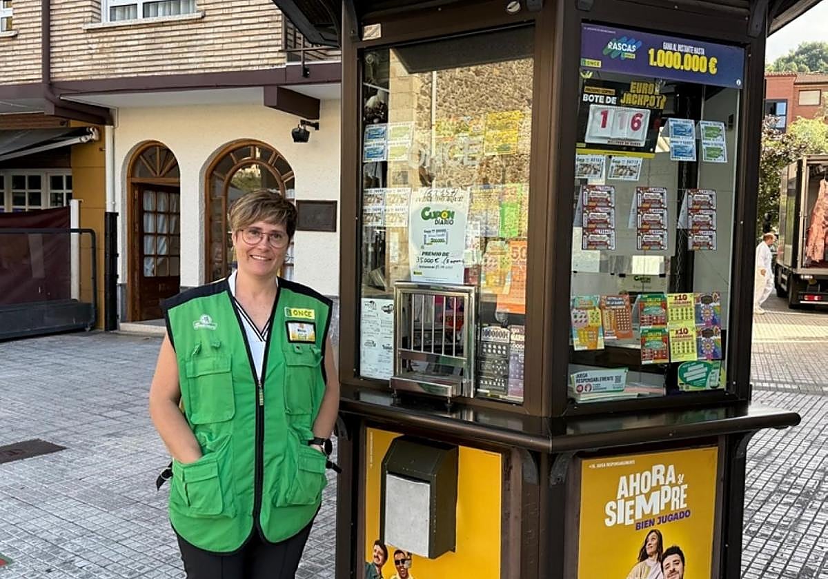 Mónica Lorenzo Sujar en su quiosco de la calle Hirigoien.