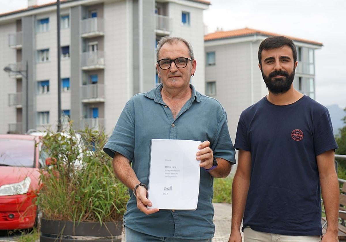 El alcalde, Teo Alberro, y el concejal de Vivienda, Iraitz Pazos, presentaron ayer el Plan de acción para solicitar la declaración de zona tensionada.
