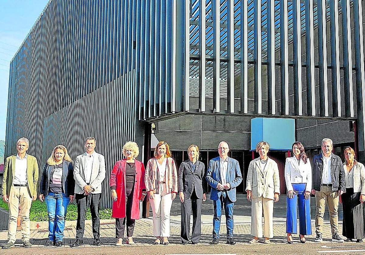 La diputada general, Eider Mendoza, los diputados forales y la alcaldesa Laborda ante Gordailua.