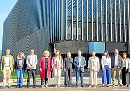 La diputada general, Eider Mendoza, los diputados forales y la alcaldesa Laborda ante Gordailua.