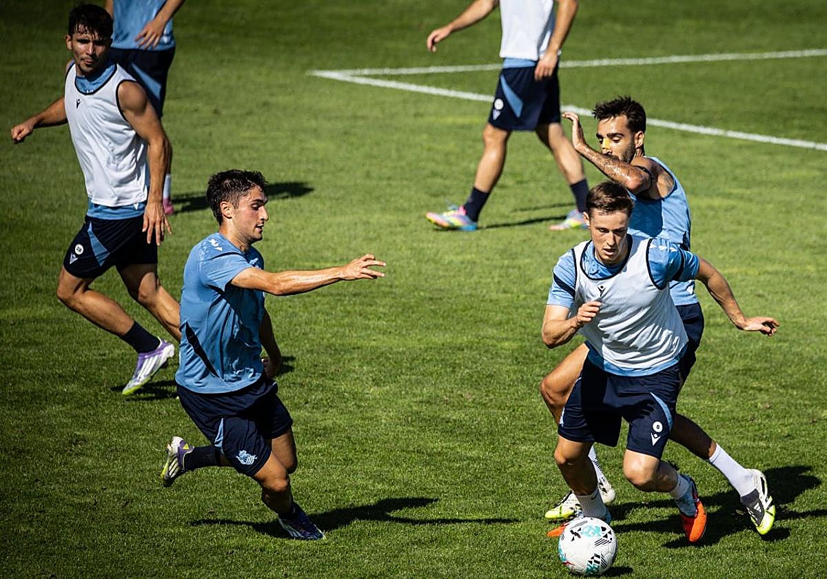 Turrientes trata de escapar con el balón controlado del acoso de Brais y Gorrotxategi ante la presencia de Marín ayer en Zubieta.