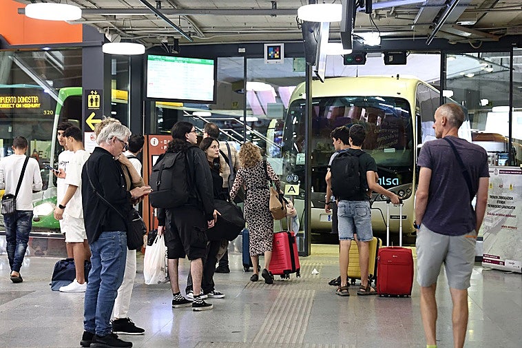 Estación de autobuses de Donostia llena de pasajeros.