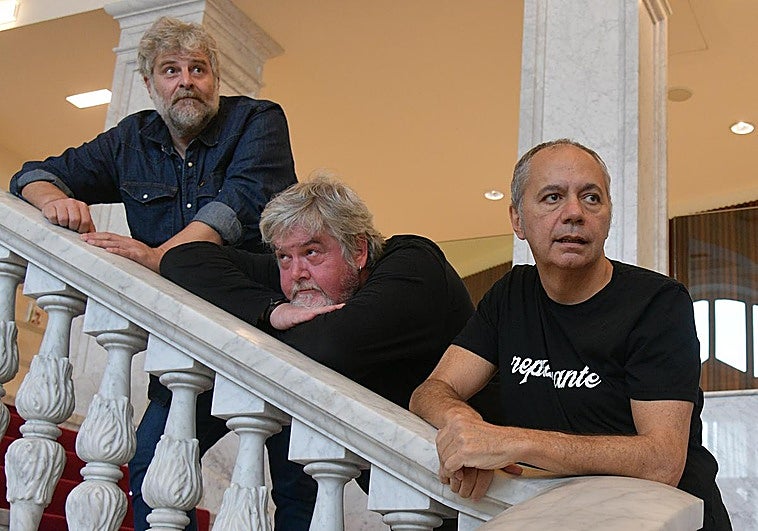 Raúl Cimas, Javier Coronas y Pepe Colubi, siempre sin mirar a cámara, en el Victoria Eugenia