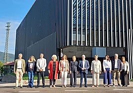 Los miembros del Gobierno Foral con la alcaldesa de Irun ante Gordailua.