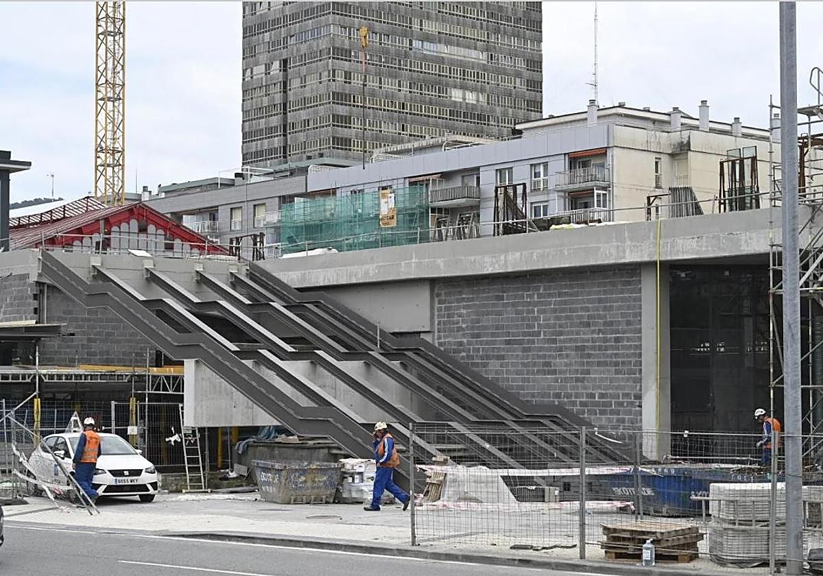 Las obras de la estación de Atotxa y de la plaza elevada que la conectará con Tabakalera prevén finalizarse en diciembre.