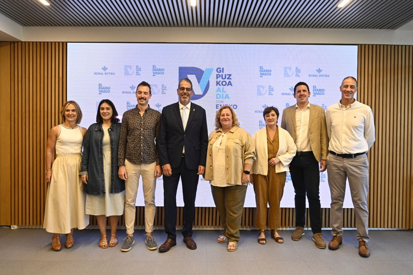 Los alcalde Leire Artola (Beasain), Maialen Gurrutxaga (Elgoibar), Xabier Lertxundi (Hernani), Eneko Goia (San Sebastián), Alazne Txurruka (Deba), Aizpea Otaegi (Errenteria), Jon Ander Azpiroz (Aia) y Jorge Segurado (Urnieta).