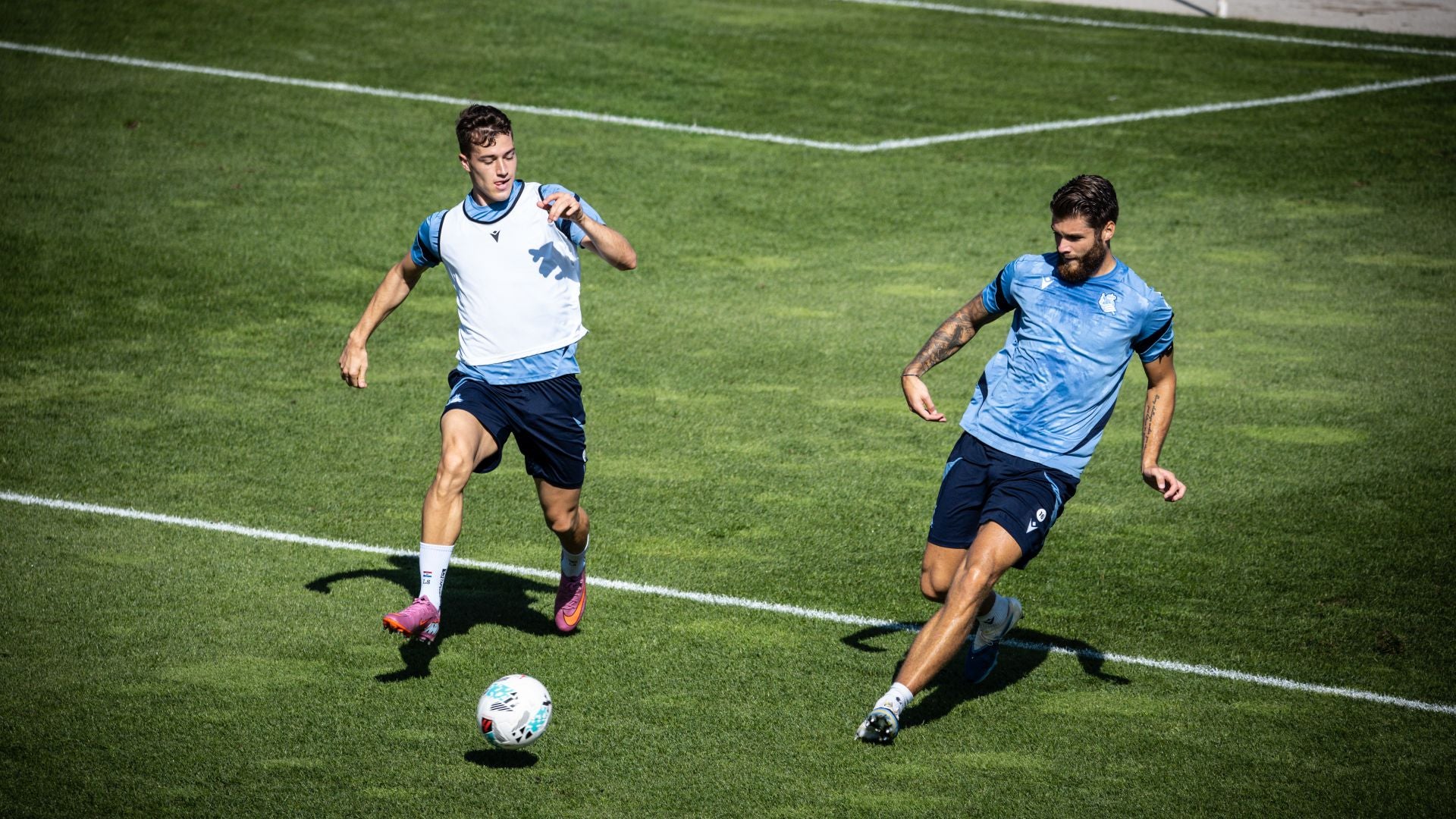 Luka Sucic, junto a Caleta-Car, durante el entrenamiento de este miércoles en Zubieta