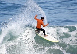 Surf herrikoia Gaztetapen lehiatu dute olatu onekin