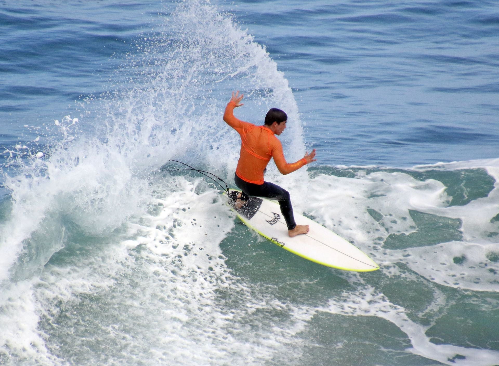 Surf herrikoia Gaztetapen lehiatu dute olatu onekin
