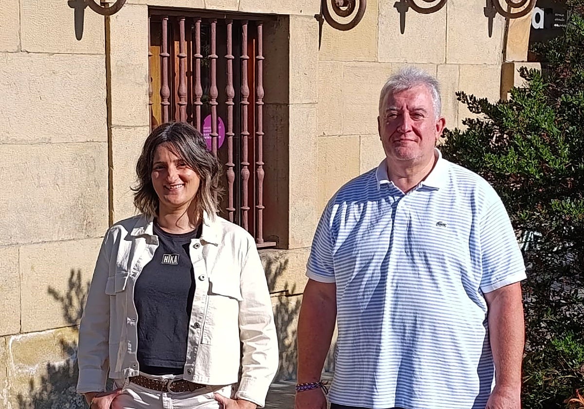 Edurne González e Ibon Alzelai, quien toma las riendas de la agrupación municipal de EH Bildu en Legazpi.