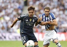 Zakharyan trata de agarrar a Asencio en el partido del pasado sábado