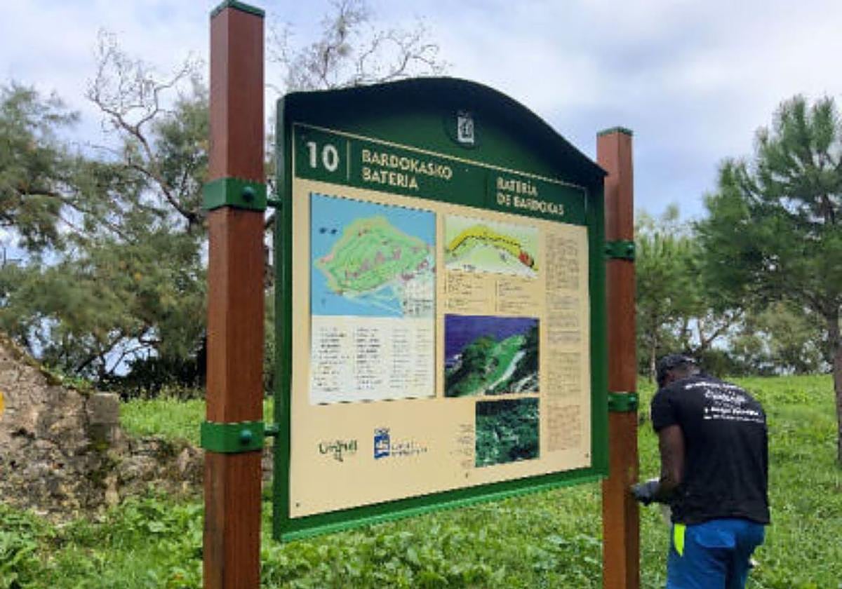 Los paneles informativos, reparados.