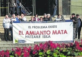 Concentración de las víctimas del amianto frente a los juzgados de Donostia, en una imagen de archivo.