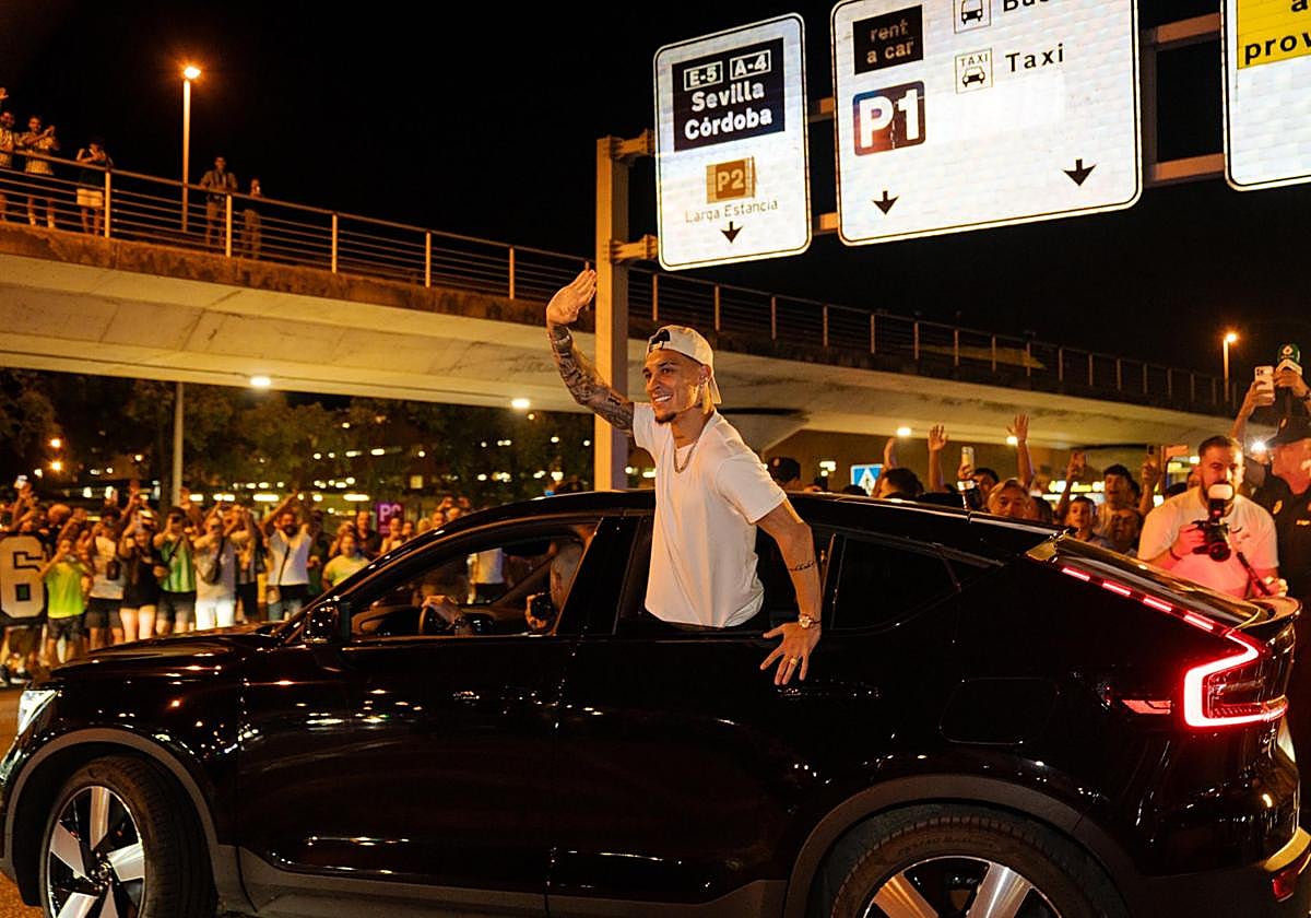 Un millar de aficionados verdiblancos recibieron a Antony en el aeropuerto cuando fichó por el Betis