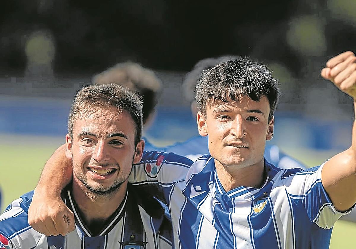 Ibai Agüero y Julen Manterola celebran un gol con la camiseta del O&M.