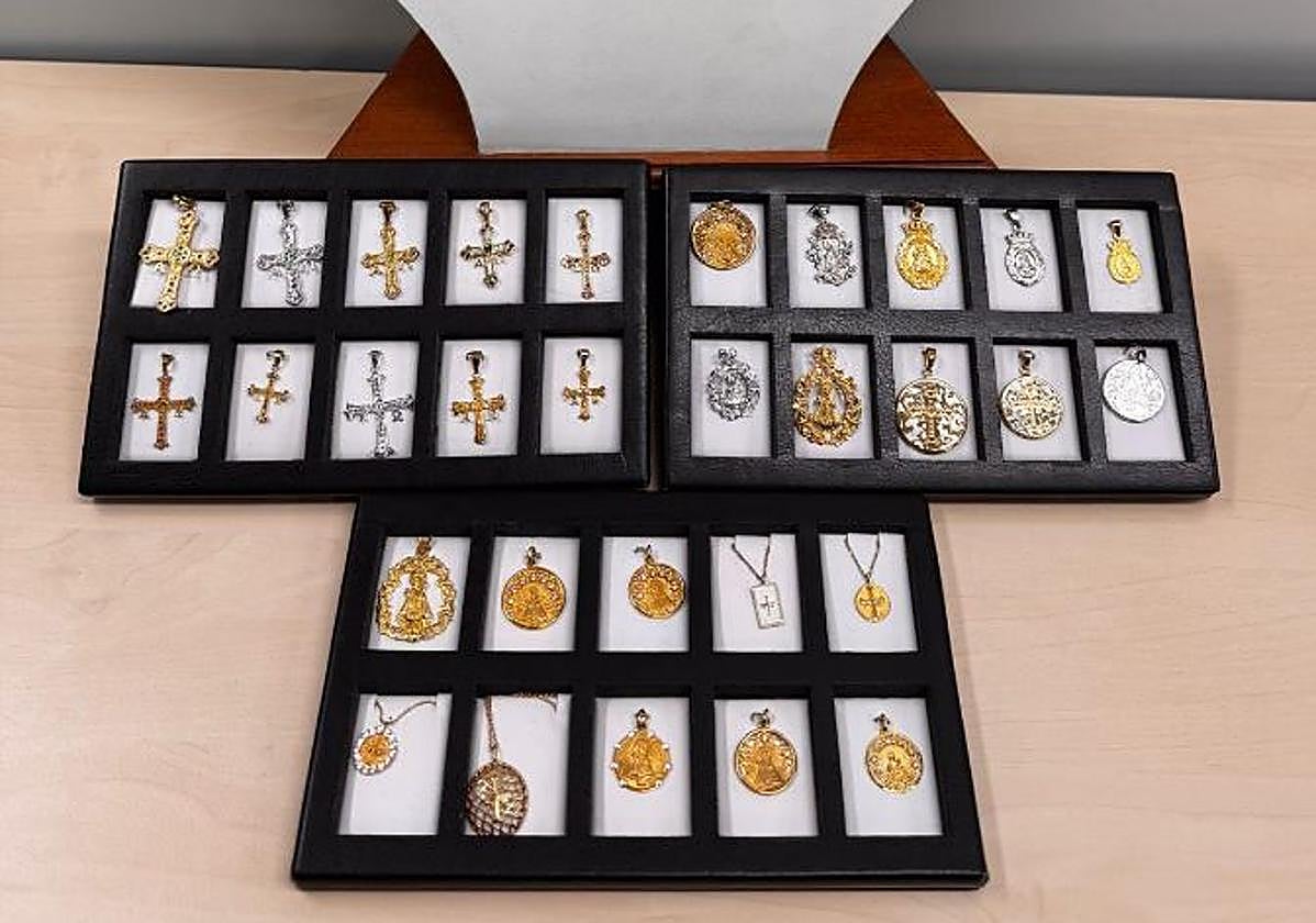 Joyas decomisadas al arrestado.