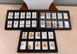 Joyas decomisadas al arrestado.