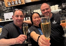 Fran Rodríguez (izquierda), camarero del Txofre Taberna de Gros.