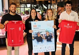 Inaxio Illarramendi, Ane Arocena, Ainhoa Gesalaga y Aitor Lizaso con el cartel y las camisetas en la tienda Marmarra en Abendaño.
